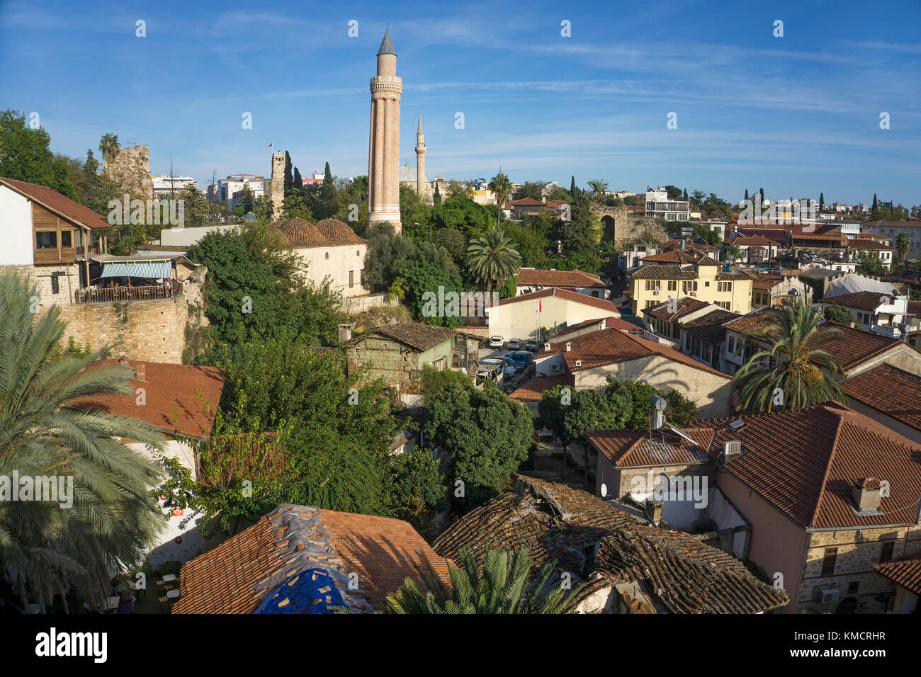 Blick über die Dächer der Altstadt Kaleici auf Yivli Minarett, Antalya, Türkische Riviera, Türkei Stockfoto