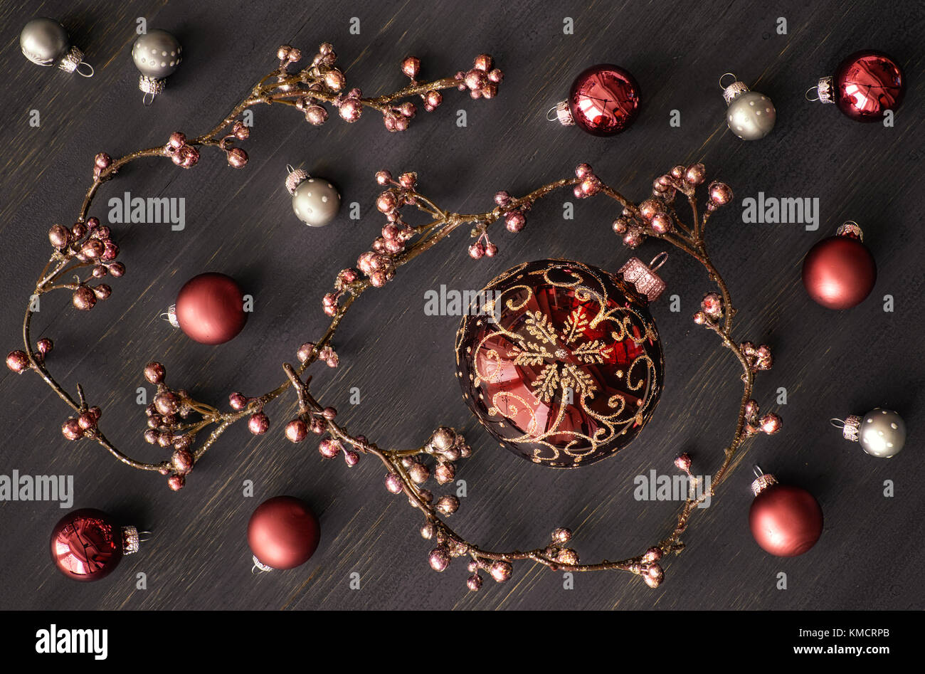 Weihnachten Hintergrund mit glänzenden Blumen Girlande und Christbaumkugeln auf dunklen Stockfoto