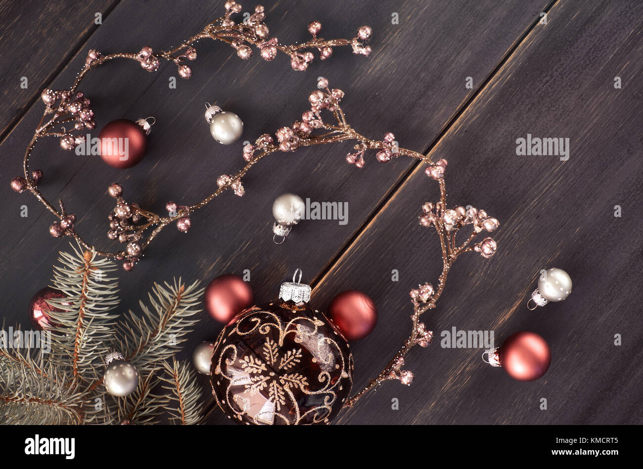 Weihnachten Hintergrund mit glänzenden Blumen Girlande und Christbaumkugeln auf dunklen Stockfoto