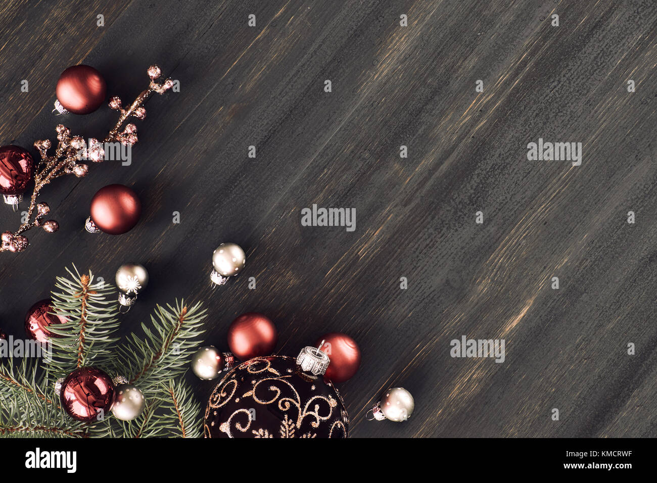Weihnachten Hintergrund mit glänzenden Blumen Girlande und Christbaumkugeln auf dunklen Stockfoto