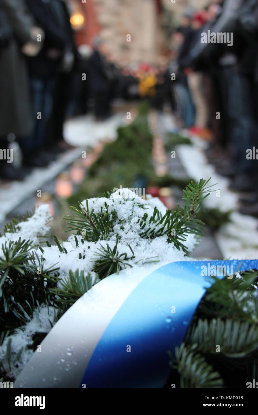 Vantaa, Finnland. 6 Dez, 2017. Tag der Unabhängigkeit Ehrenwache für WWII finnische Lote mit gewöhnlichen Menschen der selben Alter wie die Verstorbene gefallen. Credit: Heini Kettunen/Alamy leben Nachrichten Stockfoto