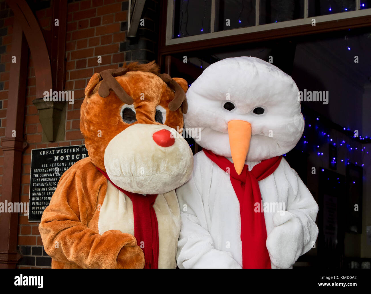 Kidderminster, Großbritannien. 6 Dez, 2017. Frosty der Schneemann und Rudolph willkommen die Passagiere am Severn Valley Railway Station Kidderminster. Mit Eingangsbereich mit blinkenden Lichter, Bäume und Weihnachtsschmuck gefüllt, die Angestellten sind hier ja voll die festliche Stimmung. Quelle: Lee Hudson/Alamy leben Nachrichten Stockfoto