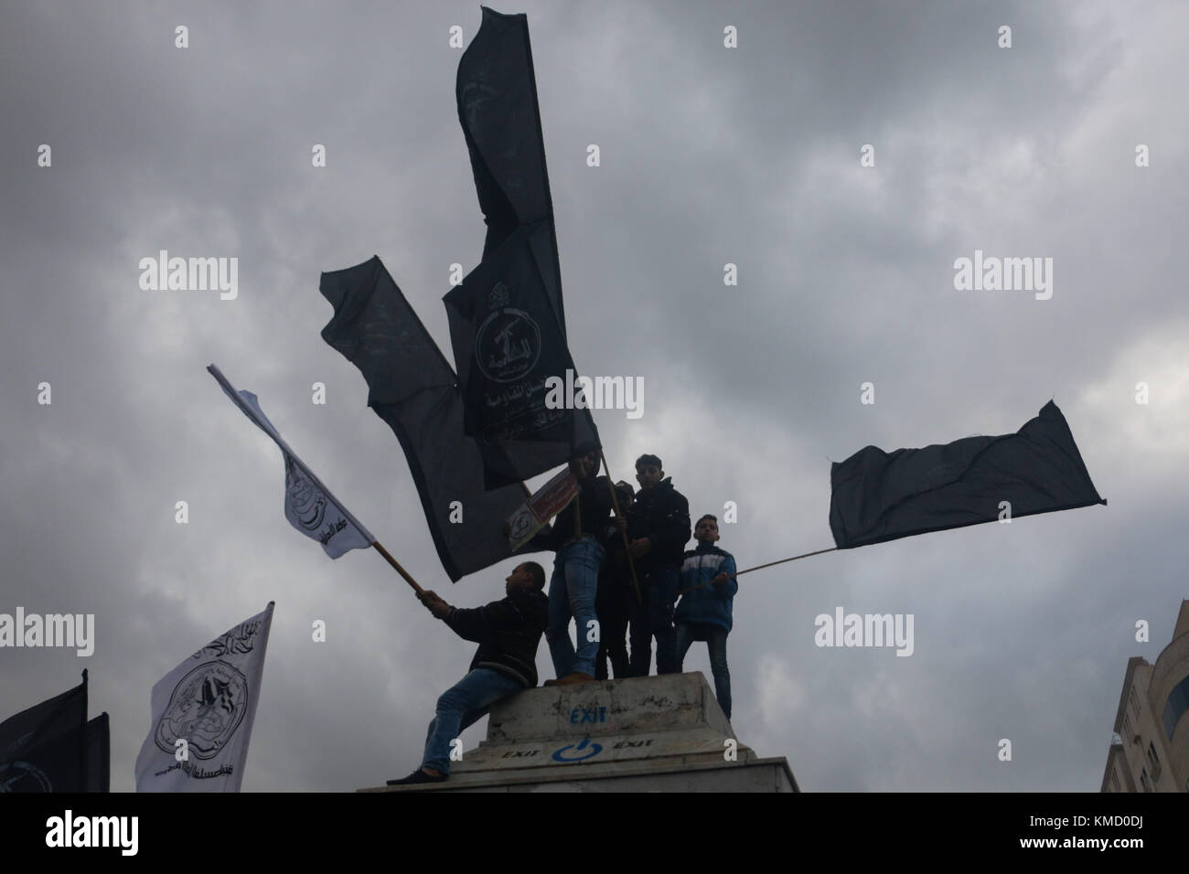 Gaza-Stadt, Palästina . Dezember 2017. 6. Dezember 2017: Islamische Bewegungen marschieren in Gaza-Stadt, um ihre Opposition gegen die bevorstehende Erklärung von Trumpâ, Jerusalem als Hauptstadt Israels offiziell anzuerkennen, sowie gegen seine Entscheidung, die US-Botschaft von Tel Aviv nach Jerusalem zu verlegen. Die Palästinenser tragen Schilder, die darauf hinweisen, dass Jerusalem eine rote Linie ist. Während Israel Jerusalem immer als Hauptstadt betrachtet hat, beanspruchen die Palästinenser Ost-Jerusalem als Hauptstadt ihres zukünftigen palästinensischen Staates. Quelle: ZUMA Press, Inc./Alamy Live News Stockfoto