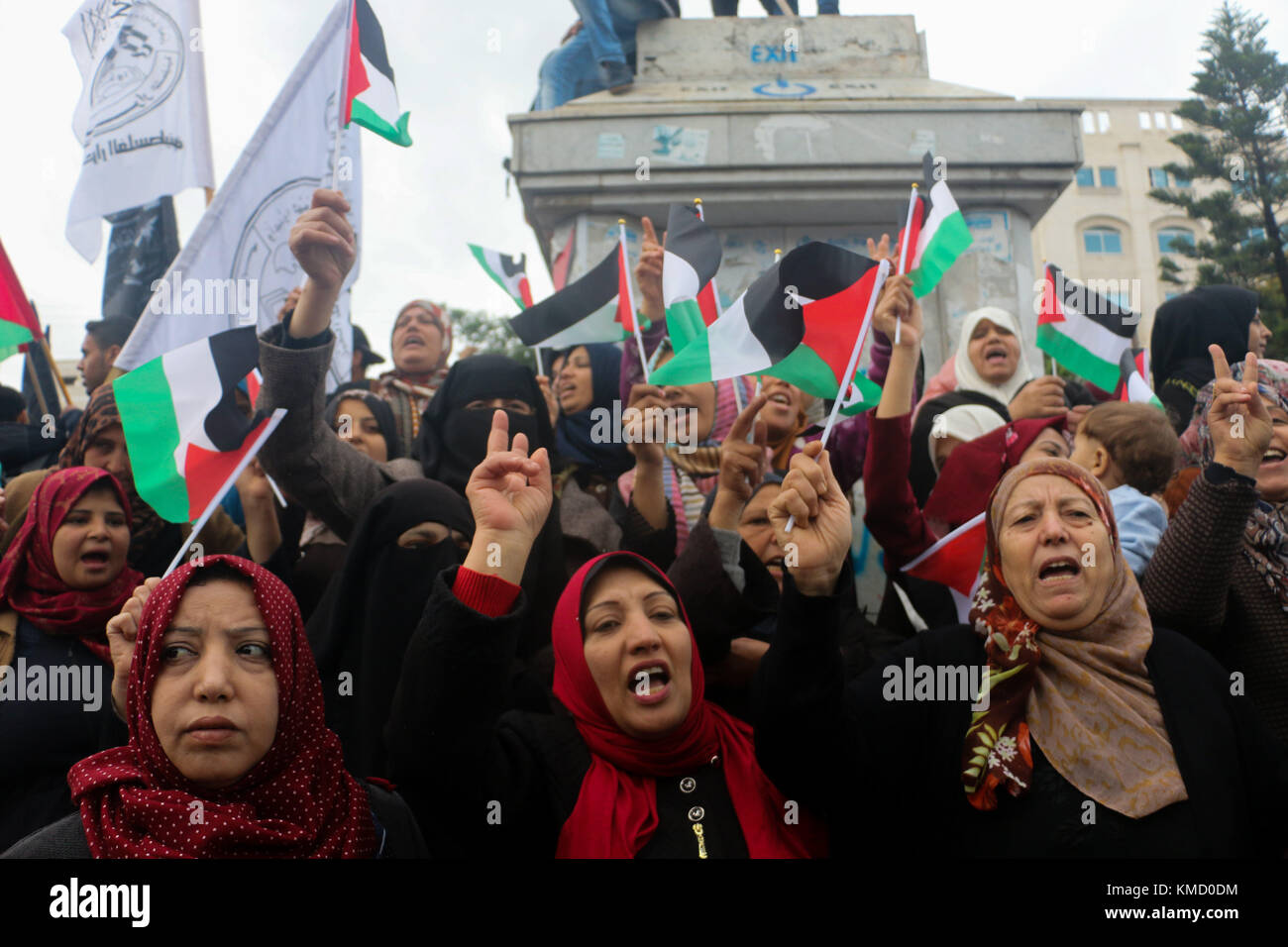 Gaza-Stadt, Palästina . Dezember 2017. 6. Dezember 2017: Islamische Bewegungen marschieren in Gaza-Stadt, um ihre Opposition gegen die bevorstehende Erklärung von Trumpâ, Jerusalem als Hauptstadt Israels offiziell anzuerkennen, sowie gegen seine Entscheidung, die US-Botschaft von Tel Aviv nach Jerusalem zu verlegen. Die Palästinenser tragen Schilder, die darauf hinweisen, dass Jerusalem eine rote Linie ist. Während Israel Jerusalem immer als Hauptstadt betrachtet hat, beanspruchen die Palästinenser Ost-Jerusalem als Hauptstadt ihres zukünftigen palästinensischen Staates. Quelle: ZUMA Press, Inc./Alamy Live News Stockfoto