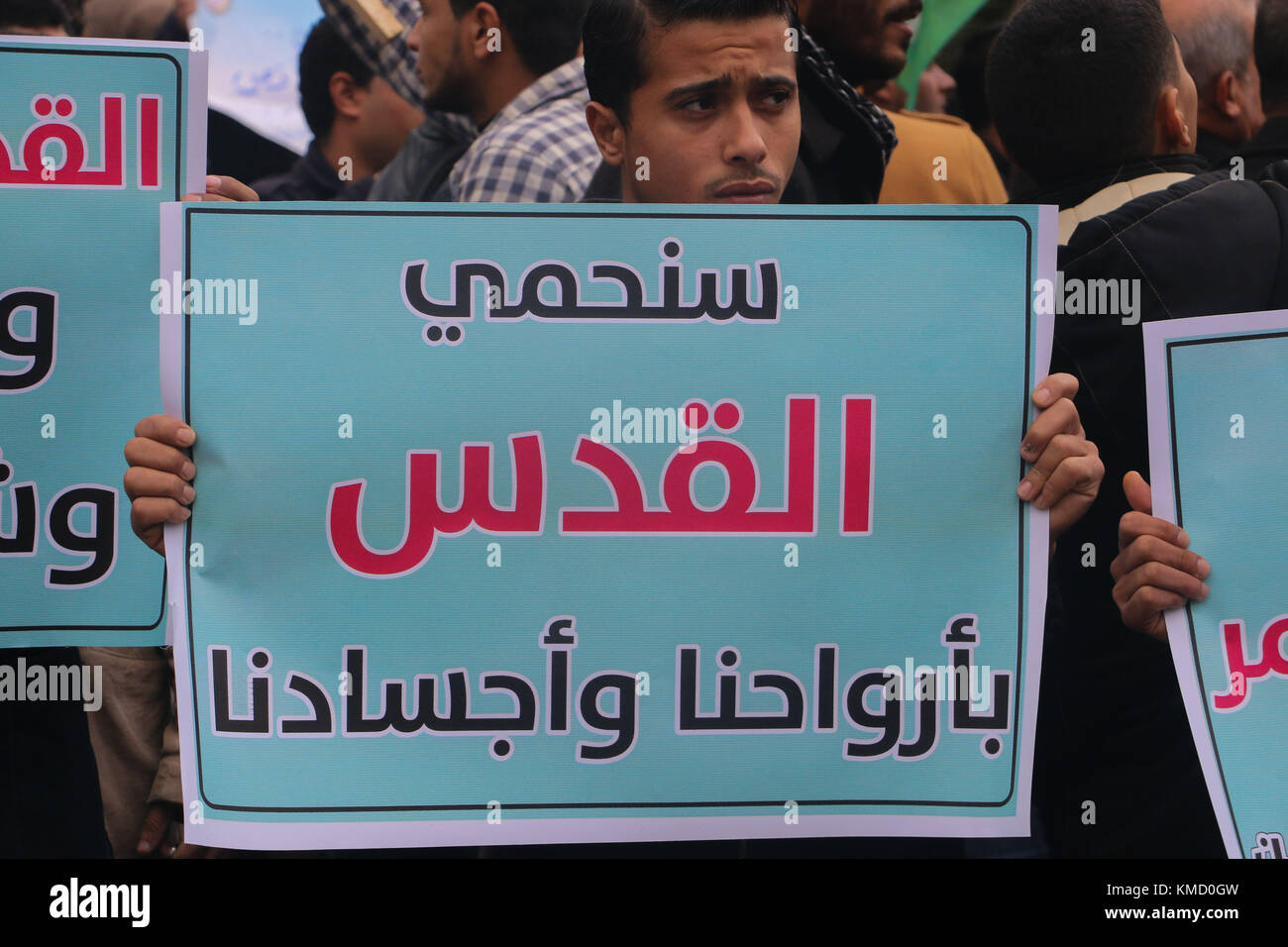 Gaza-Stadt, Palästina . Dezember 2017. 6. Dezember 2017: Islamische Bewegungen marschieren in Gaza-Stadt, um ihre Opposition gegen die bevorstehende Erklärung von Trumpâ, Jerusalem als Hauptstadt Israels offiziell anzuerkennen, sowie gegen seine Entscheidung, die US-Botschaft von Tel Aviv nach Jerusalem zu verlegen. Die Palästinenser tragen Schilder, die darauf hinweisen, dass Jerusalem eine rote Linie ist. Während Israel Jerusalem immer als Hauptstadt betrachtet hat, beanspruchen die Palästinenser Ost-Jerusalem als Hauptstadt ihres zukünftigen palästinensischen Staates. Quelle: ZUMA Press, Inc./Alamy Live News Stockfoto