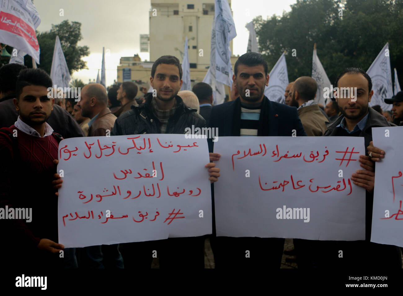 Gaza, Palästina. 06 Dez, 2017. Am 6. Dezember 2017 - islamische Bewegungen März in Gaza Stadt ihre Opposition gegen trumpâ € ™ s bevorstehende Erklärung seiner formellen Anerkennung von Jerusalem als Hauptstadt von Israel, sowie seine Entscheidung, die US-Botschaft von Tel Aviv nach Jerusalem bewegen. palästinenser Zeichen argumentiert, dass Jerusalem ist eine rote Linie. Während Israel stets der Auffassung, Jerusalem als Hauptstadt, Palästinenser behaupten, Ost-Jerusalem als Hauptstadt des künftigen palästinensischen Staates. Credit: zuma Press, Inc./alamy leben Nachrichten Stockfoto