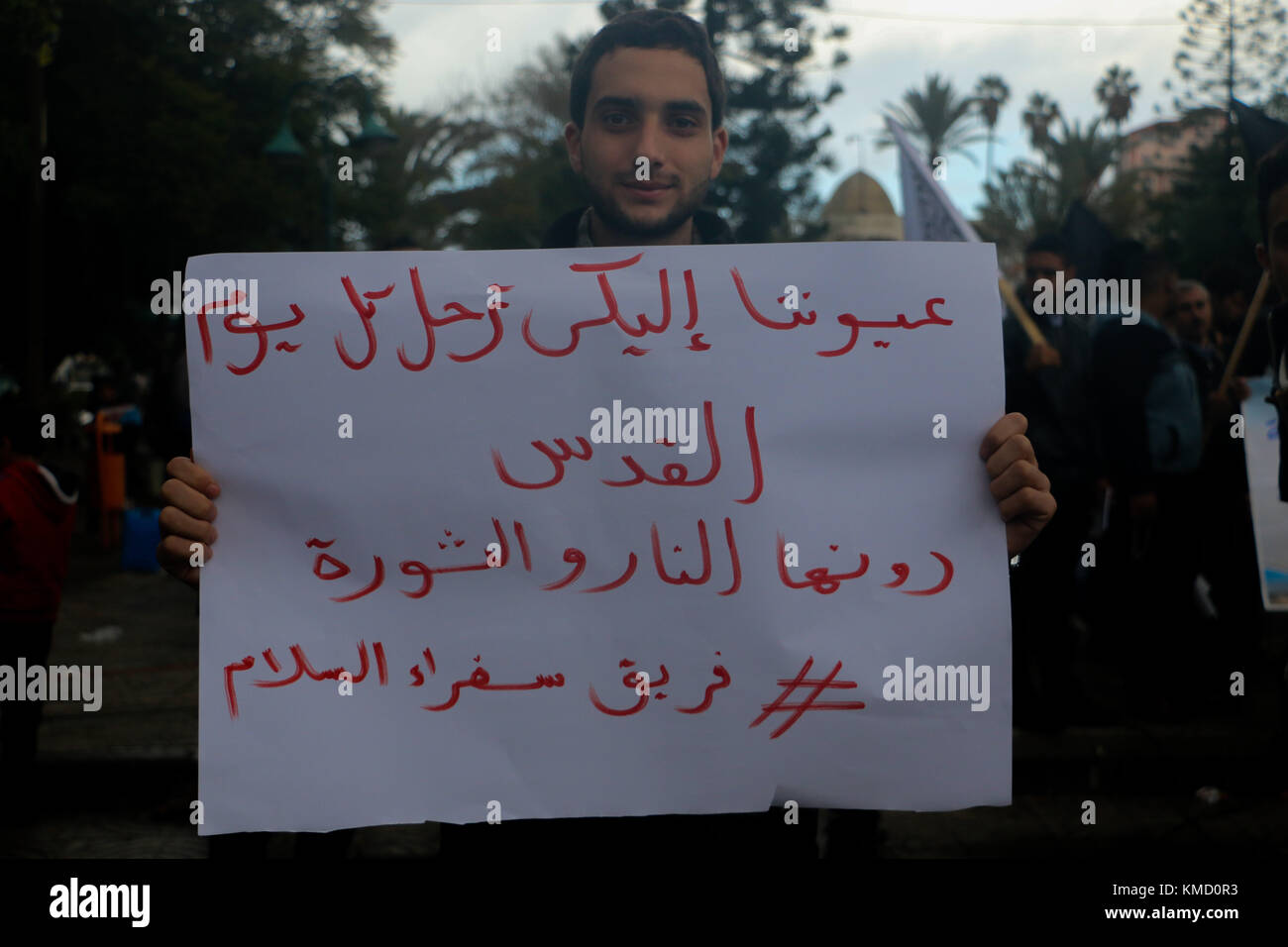 Gaza-Stadt, Palästina . Dezember 2017. 6. Dezember 2017: Islamische Bewegungen marschieren in Gaza-Stadt, um ihre Opposition gegen die bevorstehende Erklärung von Trumpâ, Jerusalem als Hauptstadt Israels offiziell anzuerkennen, sowie gegen seine Entscheidung, die US-Botschaft von Tel Aviv nach Jerusalem zu verlegen. Die Palästinenser tragen Schilder, die darauf hinweisen, dass Jerusalem eine rote Linie ist. Während Israel Jerusalem immer als Hauptstadt betrachtet hat, beanspruchen die Palästinenser Ost-Jerusalem als Hauptstadt ihres zukünftigen palästinensischen Staates. Quelle: ZUMA Press, Inc./Alamy Live News Stockfoto