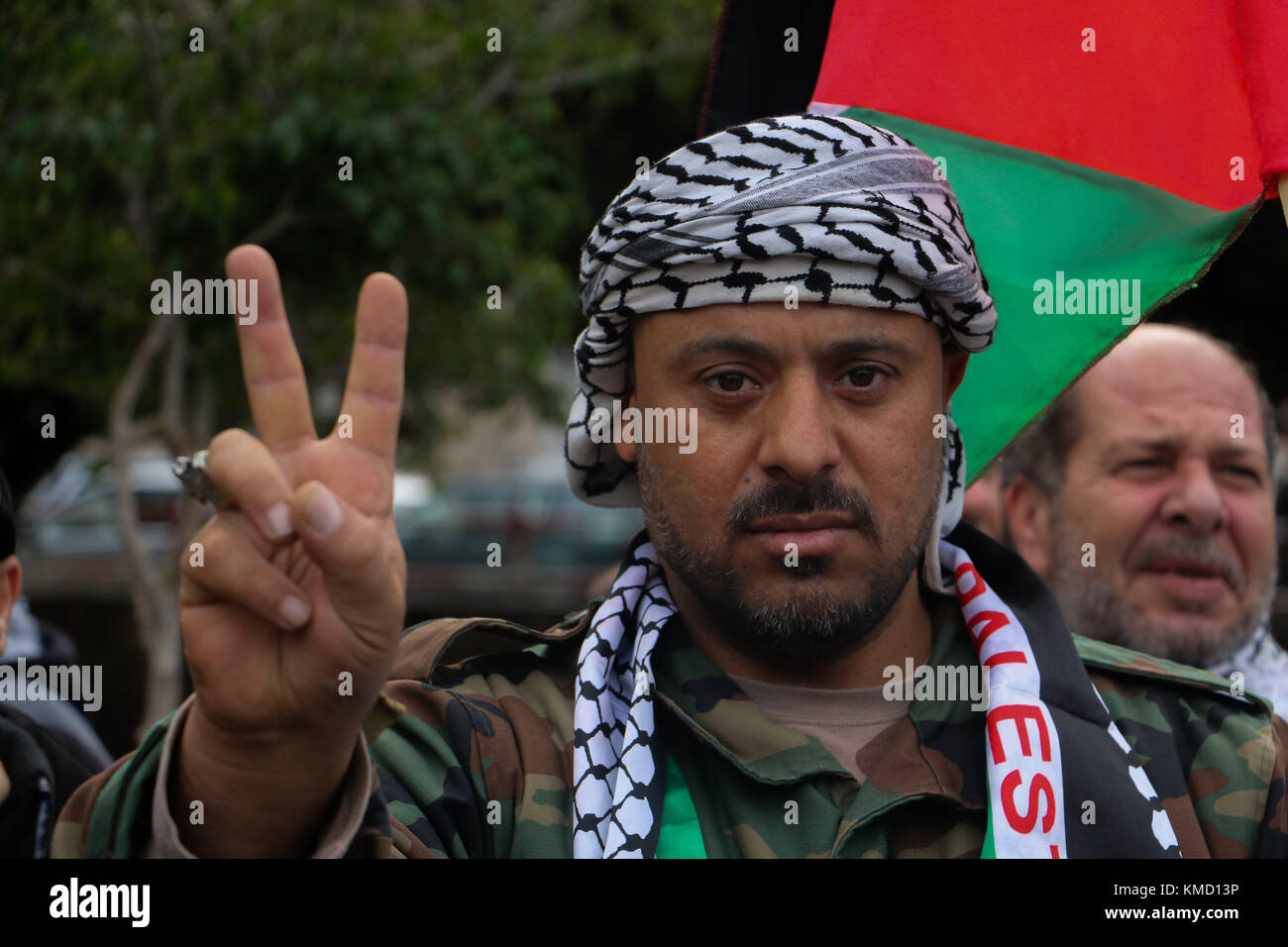 Gaza-Stadt, Palästina . Dezember 2017. 6. Dezember 2017: Islamische Bewegungen marschieren in Gaza-Stadt, um ihre Opposition gegen die bevorstehende Erklärung von Trumpâ, Jerusalem als Hauptstadt Israels offiziell anzuerkennen, sowie gegen seine Entscheidung, die US-Botschaft von Tel Aviv nach Jerusalem zu verlegen. Die Palästinenser tragen Schilder, die darauf hinweisen, dass Jerusalem eine rote Linie ist. Während Israel Jerusalem immer als Hauptstadt betrachtet hat, beanspruchen die Palästinenser Ost-Jerusalem als Hauptstadt ihres zukünftigen palästinensischen Staates. Quelle: ZUMA Press, Inc./Alamy Live News Stockfoto