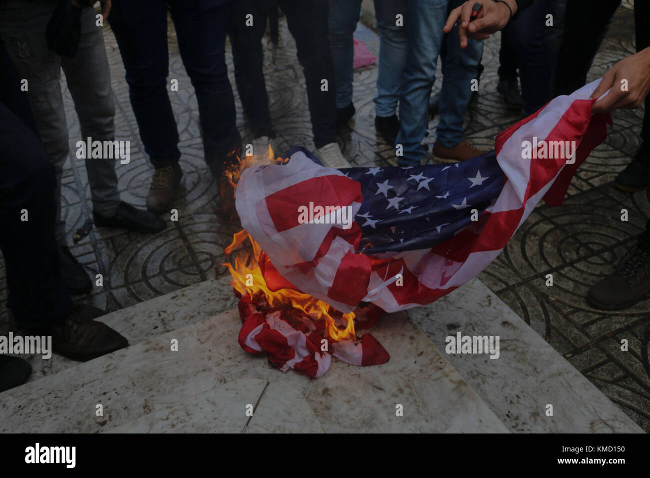 Gaza-Stadt, Palästina . Dezember 2017. 6. Dezember 2017: Islamische Bewegungen marschieren in Gaza-Stadt, um ihre Opposition gegen die bevorstehende Erklärung von Trumpâ, Jerusalem als Hauptstadt Israels offiziell anzuerkennen, sowie gegen seine Entscheidung, die US-Botschaft von Tel Aviv nach Jerusalem zu verlegen. Die Palästinenser tragen Schilder, die darauf hinweisen, dass Jerusalem eine rote Linie ist. Während Israel Jerusalem immer als Hauptstadt betrachtet hat, beanspruchen die Palästinenser Ost-Jerusalem als Hauptstadt ihres zukünftigen palästinensischen Staates. Quelle: ZUMA Press, Inc./Alamy Live News Stockfoto