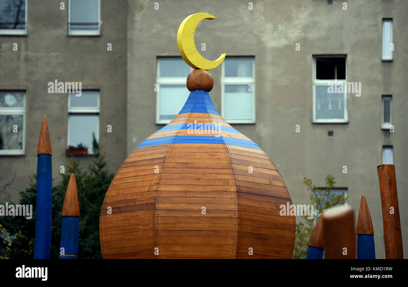 Berlin Neukoelln, Deutschland. Dezember 2017. Am Spielplatz „Ali Baba und die 40 Raeuber“ in Berlin Neukoelln, Deutschland, 05. Dezember 2017, ist ein Mond auf dem Klettergerüst angebracht. Der Spielplatz wurde am 06. Dezember nach seiner Renovierung eröffnet. Quelle: Britta Pedersen/dpa-Zentralbild/dpa/Alamy Live News Stockfoto