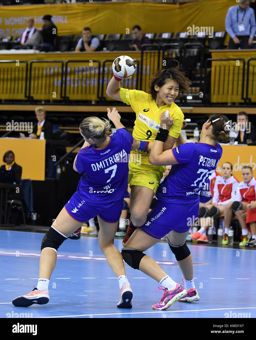 Oldenburg, Deutschland. Dezember 2017. Die Japanerin Aya Yokoshima (C) spielt gegen die Russin Daria Dmitrieva (L) und Mayya Petrova während des Handballweltspiels der Frauen zwischen Russland und Japan in der EWE Arena in Oldenburg, Deutschland, am 6. Dezember 2017. Quelle: Carmen Jaspersen/dpa/Alamy Live News Stockfoto