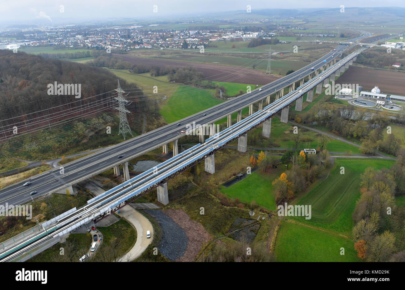 Die neuen Hochgeschwindigkeitsbahngleise erstrecken sich bis in die Ferne bei Coburg, Deutschland, 16. November 2017. Die neuen Hochgeschwindigkeitsbahngleise des neu fertiggestellten Segments zwischen Ebensfeld in Bayern und Erfurt in Thüringen sind Teil des „Verkehrsprojekts der Deutschen Einheit 8“ (VD E8), einer neuen Hochgeschwindigkeitsbahnverbindung zwischen Berlin und München. Der neue Zugverkehr, der am 10. Dezember in Verbindung mit den regelmäßigen Fahrplanänderungen in Betrieb genommen wird, wird die Fahrzeiten zwischen den Städten um etwa zwei Stunden verkürzen. Passagiere, die in den ICE-Hochgeschwindigkeits-Sprinterzug einsteigen Stockfoto