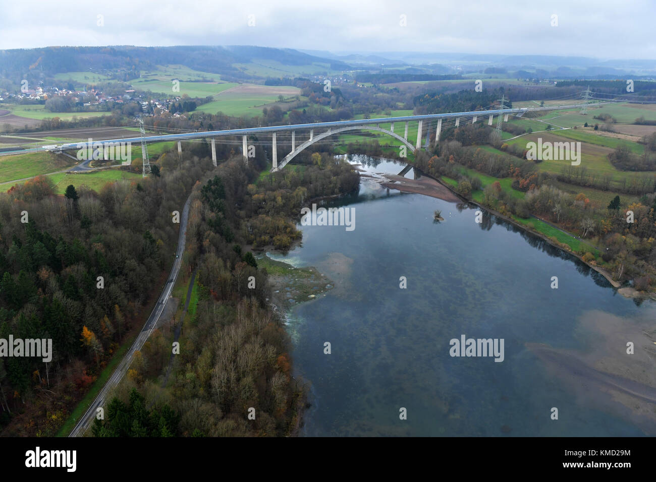 Die neuen Hochgeschwindigkeitsbahngleise der Froschgrundseebrücke bedecken am 16. November 2017 einen Wasserabschnitt bei Weissenbrunn vor dem Wald. Die neuen Hochgeschwindigkeitsbahngleise sind Teil des „Verkehrsprojekts der Deutschen Einheit 8“ (VD E8), einer neuen Hochgeschwindigkeitsbahnverbindung zwischen Berlin und München. Der neue Zugverkehr, der am 10. Dezember in Verbindung mit den regelmäßigen Fahrplanänderungen in Betrieb genommen wird, wird die Fahrzeiten zwischen den Städten um etwa zwei Stunden verkürzen. Passagiere, die in den ICE-Hochgeschwindigkeits-Sprinterzug einsteigen, können nun von Berl aus reisen Stockfoto
