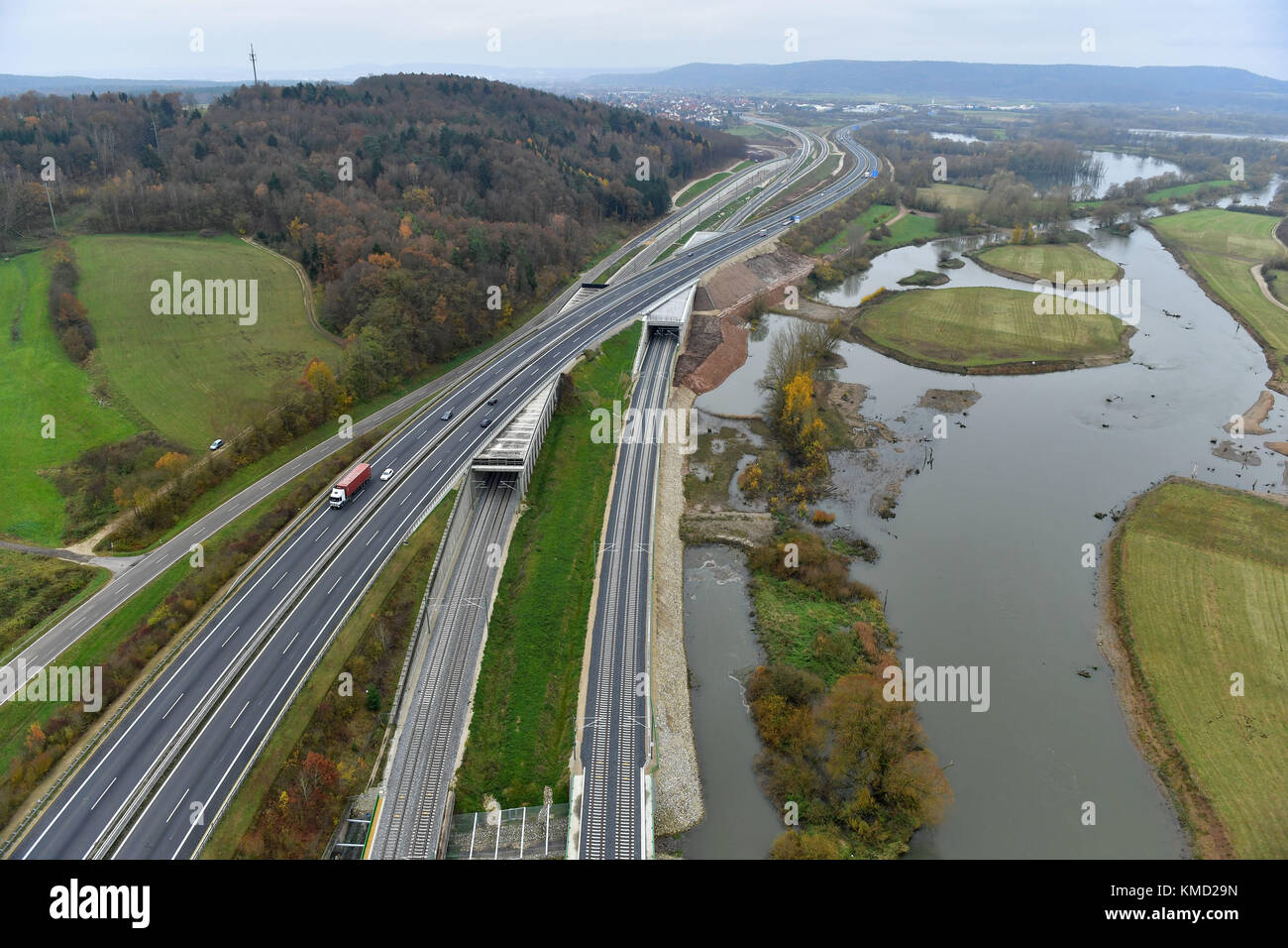 Die neuen Hochgeschwindigkeitsbahngleise erstrecken sich entlang der Autobahn 73 und des Mains bei Breitenguessbach, Deutschland, 16. November 2017. Die neuen Hochgeschwindigkeitsbahngleise sind Teil des „Verkehrsprojekts der Deutschen Einheit 8“ (VD E8), einer neuen Hochgeschwindigkeitsbahnverbindung zwischen Berlin und München. Der neue Zugverkehr, der am 10. Dezember in Verbindung mit den regelmäßigen Fahrplanänderungen in Betrieb genommen wird, wird die Fahrzeiten zwischen den Städten um etwa zwei Stunden verkürzen. Passagiere, die in den ICE-Hochgeschwindigkeits-Sprinter-Zug einsteigen, werden nun eine sein Stockfoto