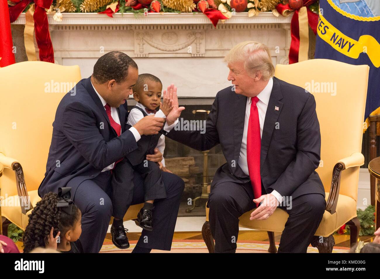 US-Präsident Donald Trump gibt einem kleinen Jungen während einer Tax Payer Family Veranstaltung im Oval Office im Weißen Haus am 5. Dezember 2017 in Washington, DC, ein hohes Geschenk. Stockfoto