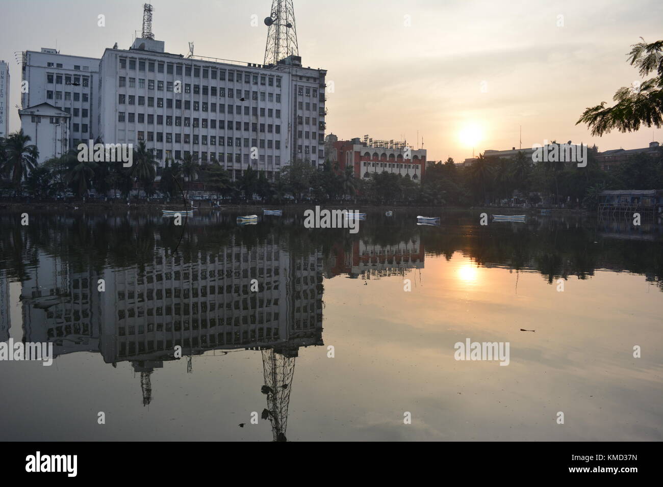 Kolkata, Indien, 6. Dezember 2017. Flora und Fauna zusammen mit britischen und moderne Architektur um Laldighi bei Sonnenuntergang. Lal Dighi ist ein Körper von Wasser in der Mitte von B.B.D. Bagh, als Tank Platz oder Dalhousie Square, im Herzen von Kalkutta früher bekannt ist ein Muss. Angeln von Einheimischen ist wunderbar zu beobachten. Auf jeden Samstag eine kulturelle und Extravaganz von West Bengalen von der Regierung geförderte organisiert ist. Credit: Rupa Ghosh/Alamy Leben Nachrichten. Stockfoto