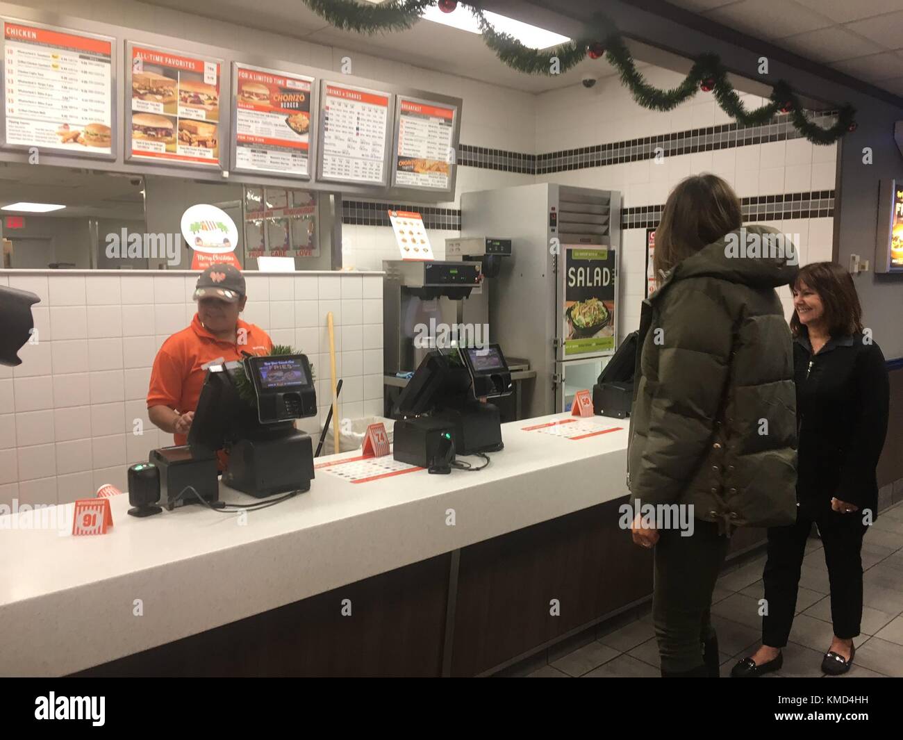 Texas, USA. Dezember 2017. US First Lady Melania Trump und Karen Pence bestellen in Whataburger während einer Mittagspause am 6. Dezember 2017 in Corpus Christi, Texas. Die beiden Ehefrauen besuchen die Opfer des Hurrikans Harvey in Texas, um die Wiedergutmachung zu überprüfen. Quelle: Planetpix/Alamy Live News Stockfoto