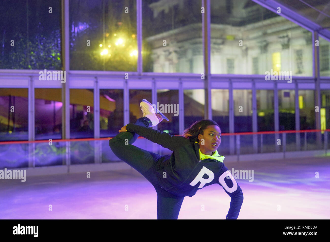 London, Großbritannien. 06 Dez, 2017. Französische ice staker Aretha Silete durchführen auf der Eisbahn auf der öffnung Nacht des Greenwich Winter Festival in Greenwich College in London. Foto Datum: Mittwoch, 6. Dezember 2017. Credit: Roger Garfield/Alamy leben Nachrichten Stockfoto