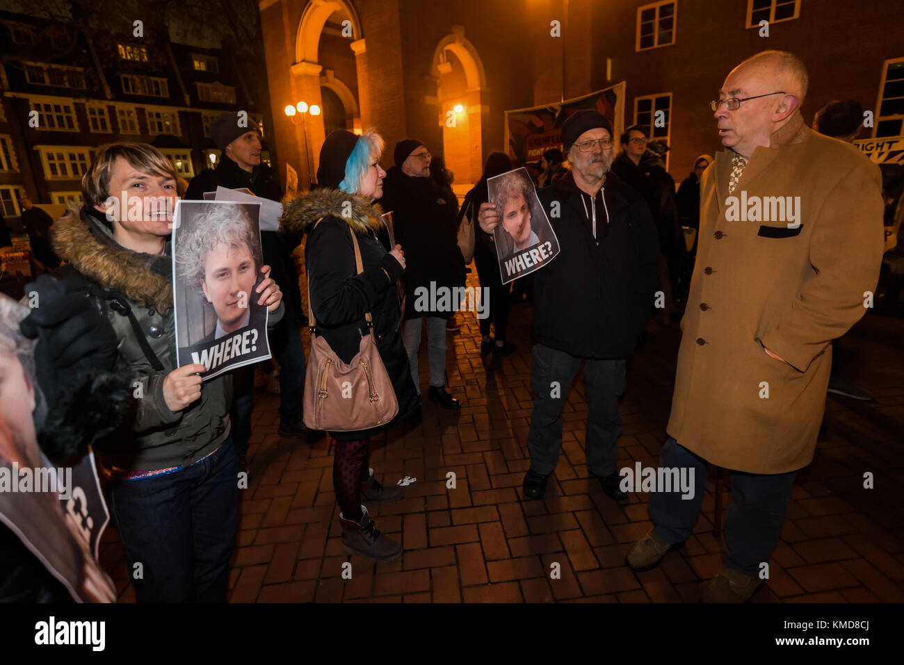 Dezember 2017 – London, Großbritannien. Dezember 2017. Klassenkrieg bringt Plakate zu den Protesten vor dem Treffen des Kensington & Chelsea council in der Kensington Town Hall und fragt Shere ist das in Ungnade gefallene ratsmitglied Rock Feilding-Mellen. Der Protest forderte Antworten und Maßnahmen vom rat, fast sechs Monate nach dem katastrophalen Brand auf dem Grenfell Tower. Der Protest verurteilte das Versäumnis des rates, angemessen auf die Bedürfnisse der von dem Brand betroffenen Personen einzugehen, und insbesondere, dass so wenige wieder untergebracht wurden und einige ganze Familien noch in einem kleinen Hotelzimmer untergebracht waren. Die Demonstranten fordern das alles Stockfoto