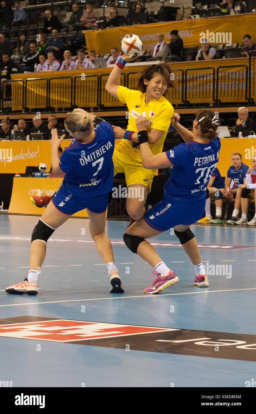 Oldenburg, Deutschland. Dezember 2017. 06.12.2017, EWE Arena, Oldenburg, Deutschland, 23.IHF WM 2017 Frauen, erste Runde, Gruppe C, Russland vs Japan, Foto zeigt: Daria DMITRIEVA, Mayya PETROVA ( RUS #7, #70 ) Aya YOKOSHIMA (JPN #9 ) Foto © nordphoto/Rojahn Credit: dpa/Alamy Live News Stockfoto