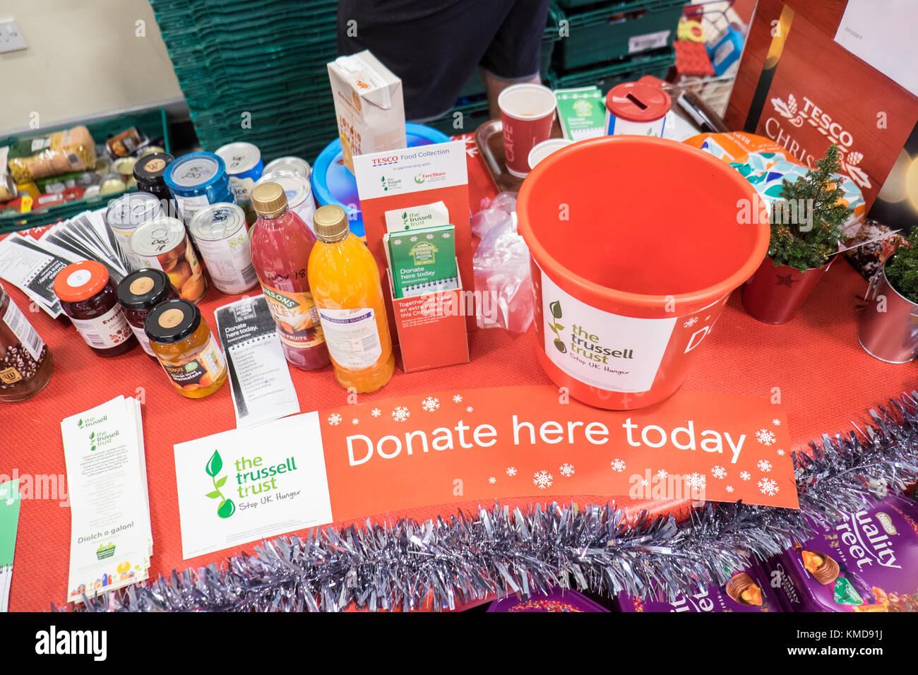 Nachbarschaft Food Collection wird einmal im Jahr in allen Tesco Stores in Partnerschaft mit der trussell Vertrauen statt. Food Collection, Carmarthen, Wales, Großbritannien, Großbritannien Stockfoto