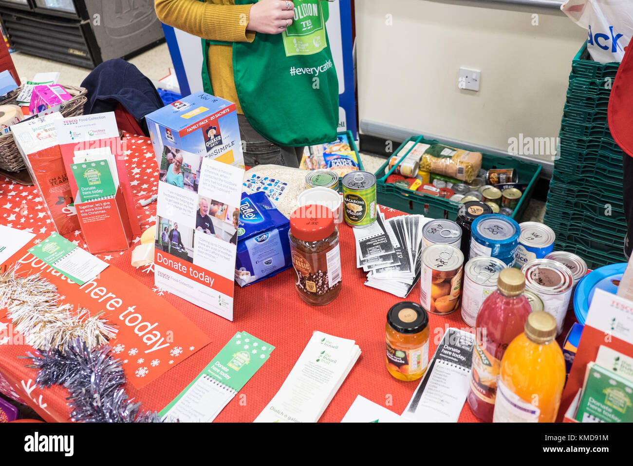 Nachbarschaft Food Collection wird einmal im Jahr in allen Tesco Stores in Partnerschaft mit der trussell Vertrauen statt. Food Collection, Carmarthen, Wales, Großbritannien, Großbritannien Stockfoto