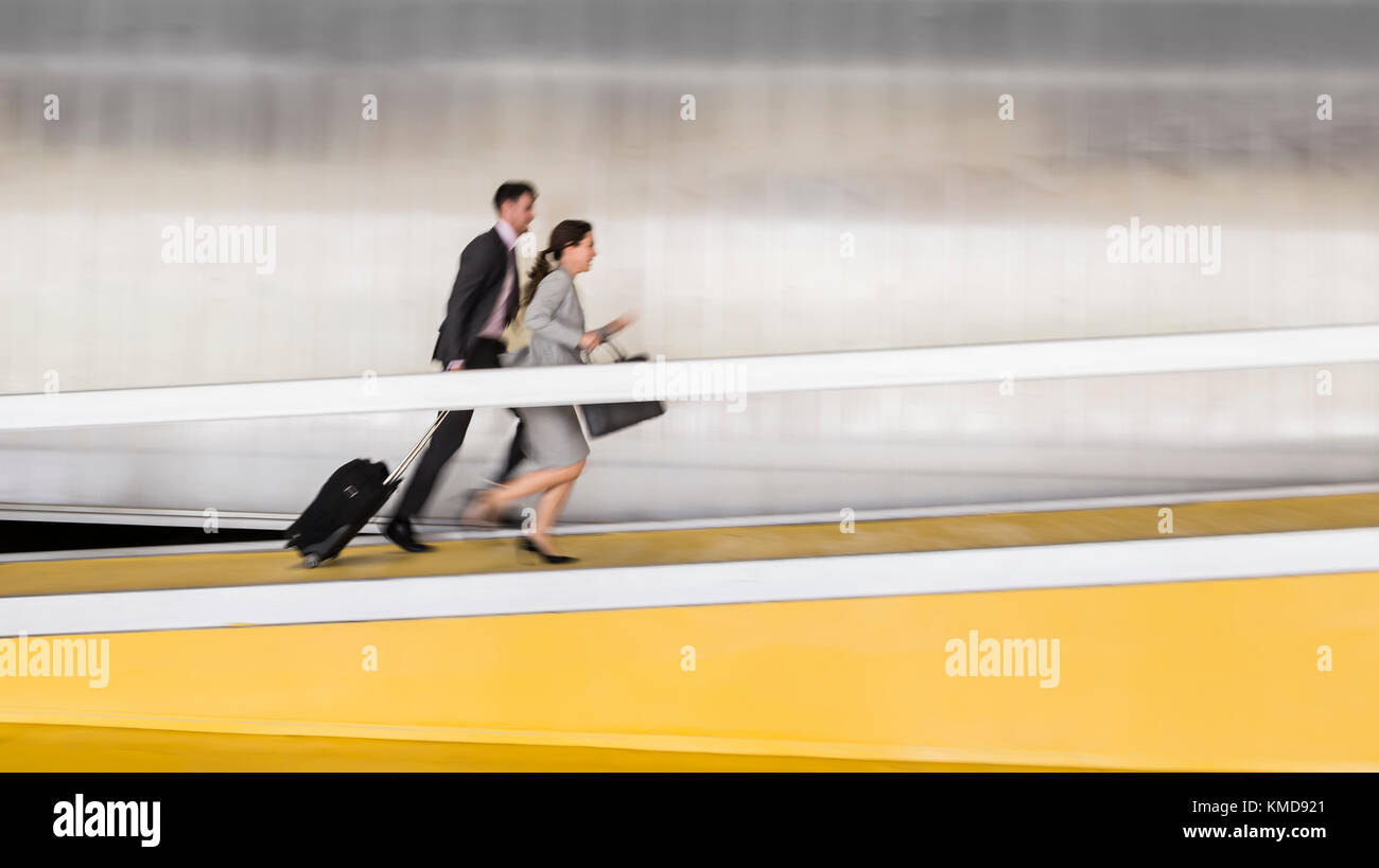 Geschäftsmann und Geschäftsfrau mit Koffer auf der Flughafenrampe Stockfoto