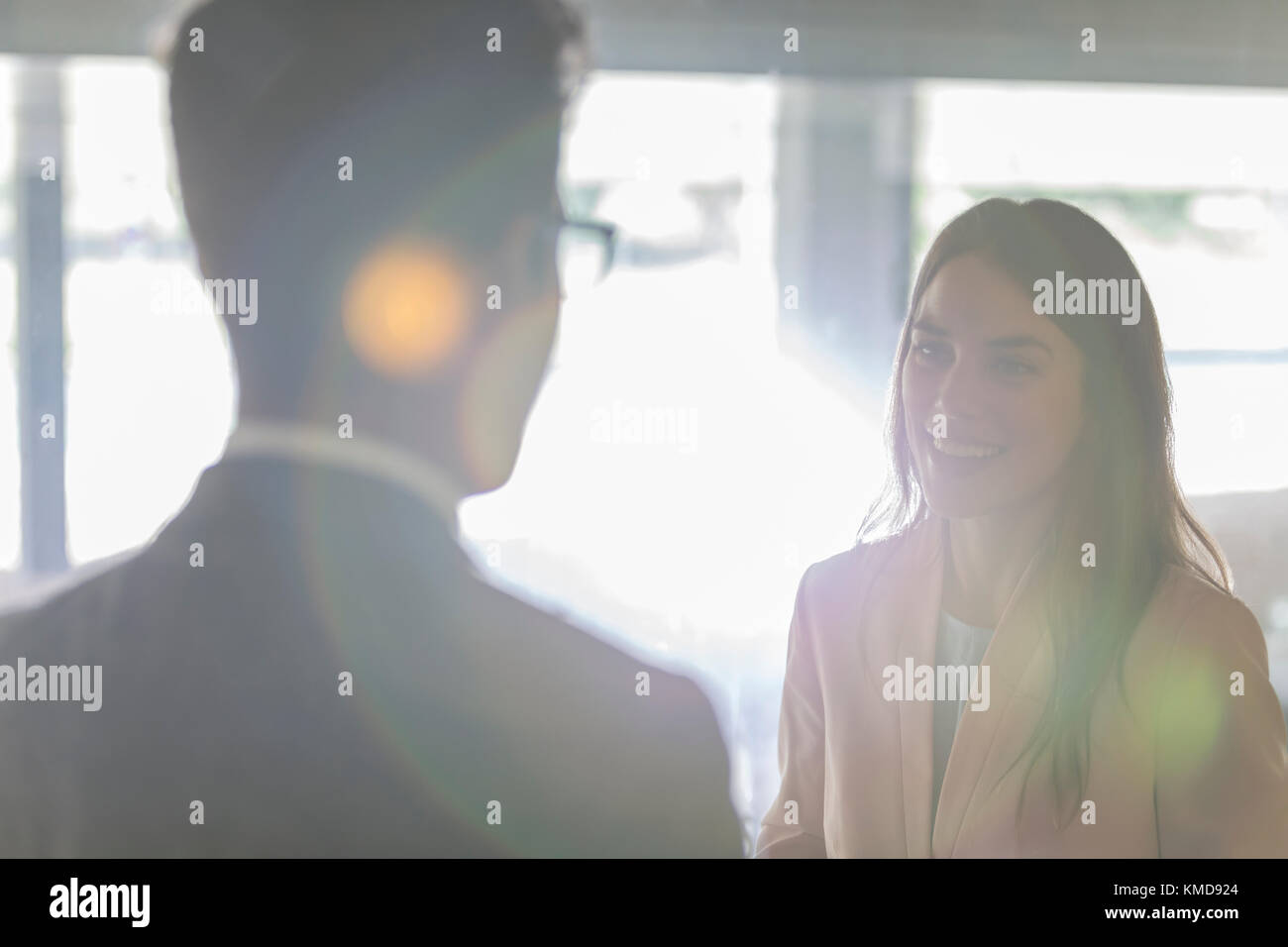 Geschäftsfrau im Gespräch mit Geschäftsmann lächelnd Stockfoto