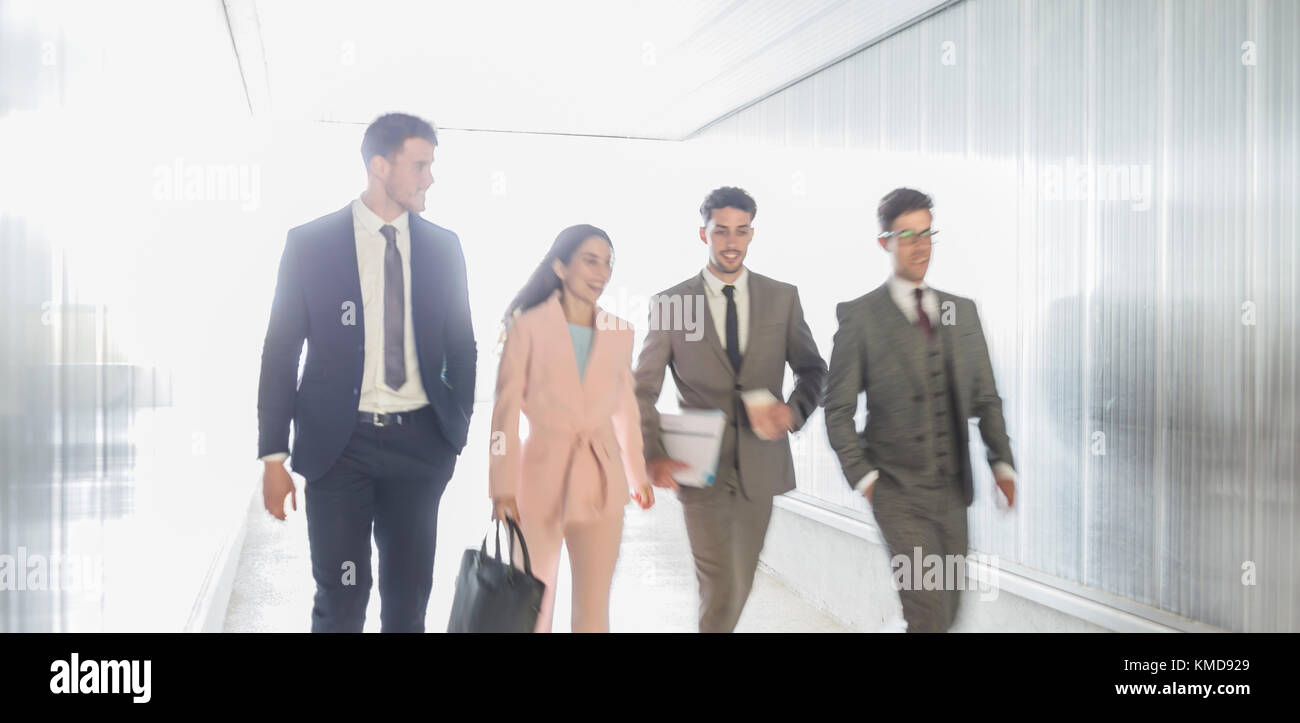 Die Menschen gehen und Sprechen im Büro Flur Stockfoto