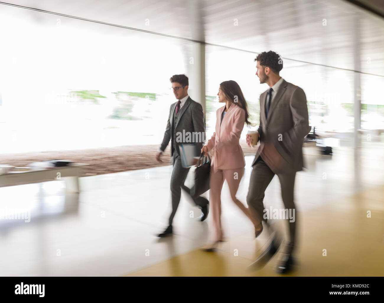 Die Menschen gehen und Sprechen im Büro Flur Stockfoto