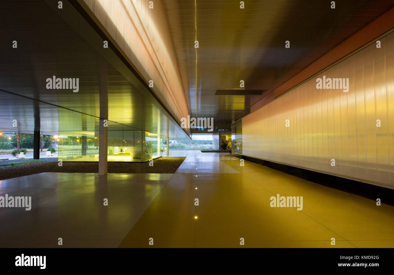 Beleuchtete, architektonische, moderne Bürolobby Stockfoto