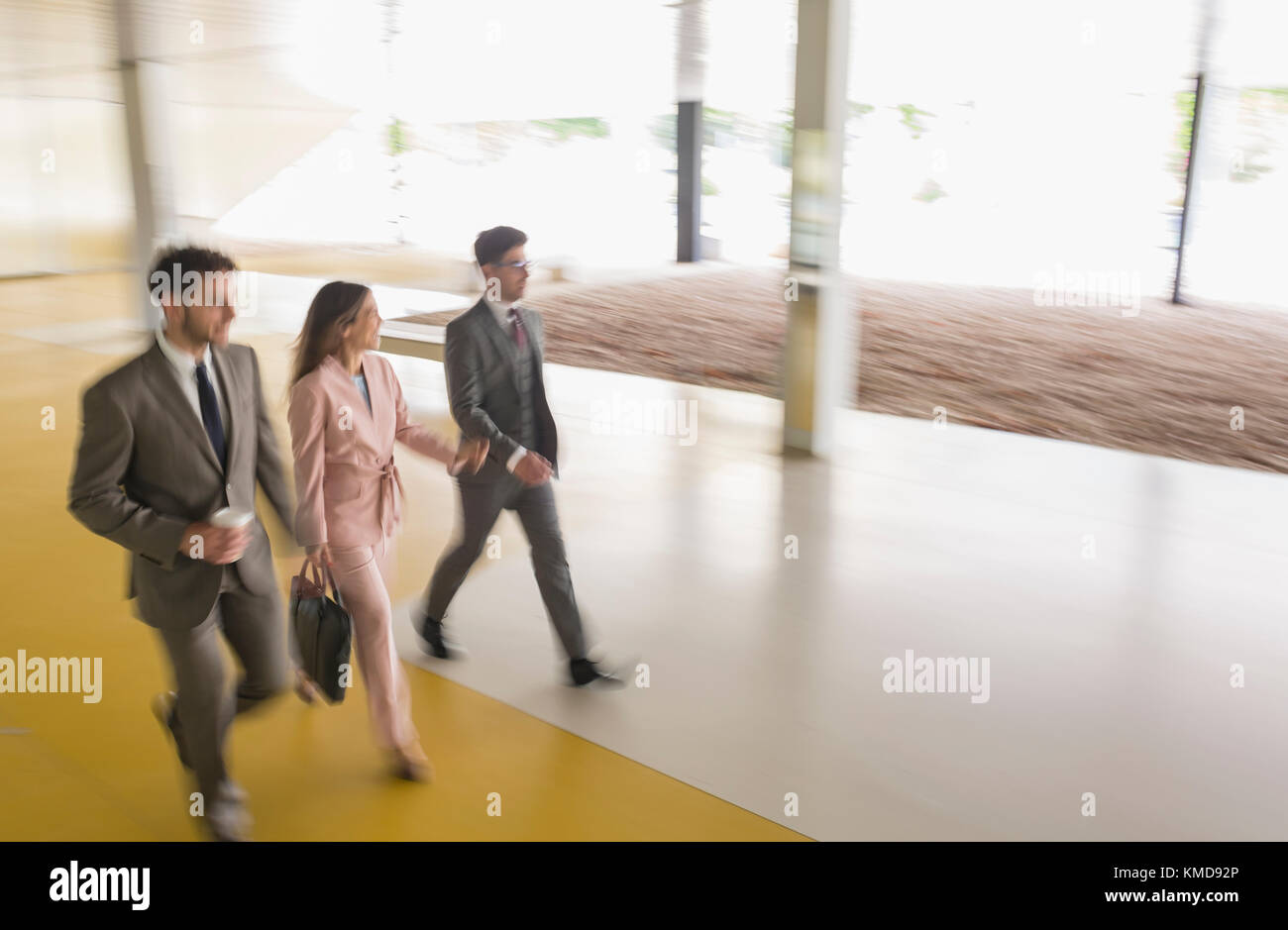 Geschäftsleute, die zu Fuß in Büro lobby Stockfoto