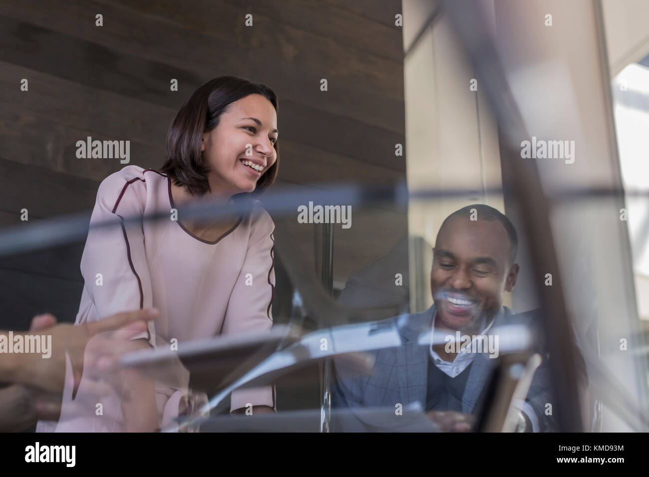 Lächelnder Geschäftsmann und Geschäftsfrau im Gespräch Stockfoto