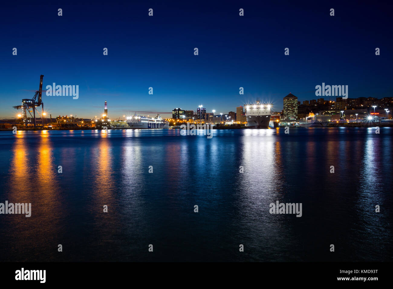 Genua (Genova), Italien, 27. November 2017 - Nacht Blick auf den alten Hafen, Genua, Italien / Genua Landschaft/Genua skyline Stockfoto