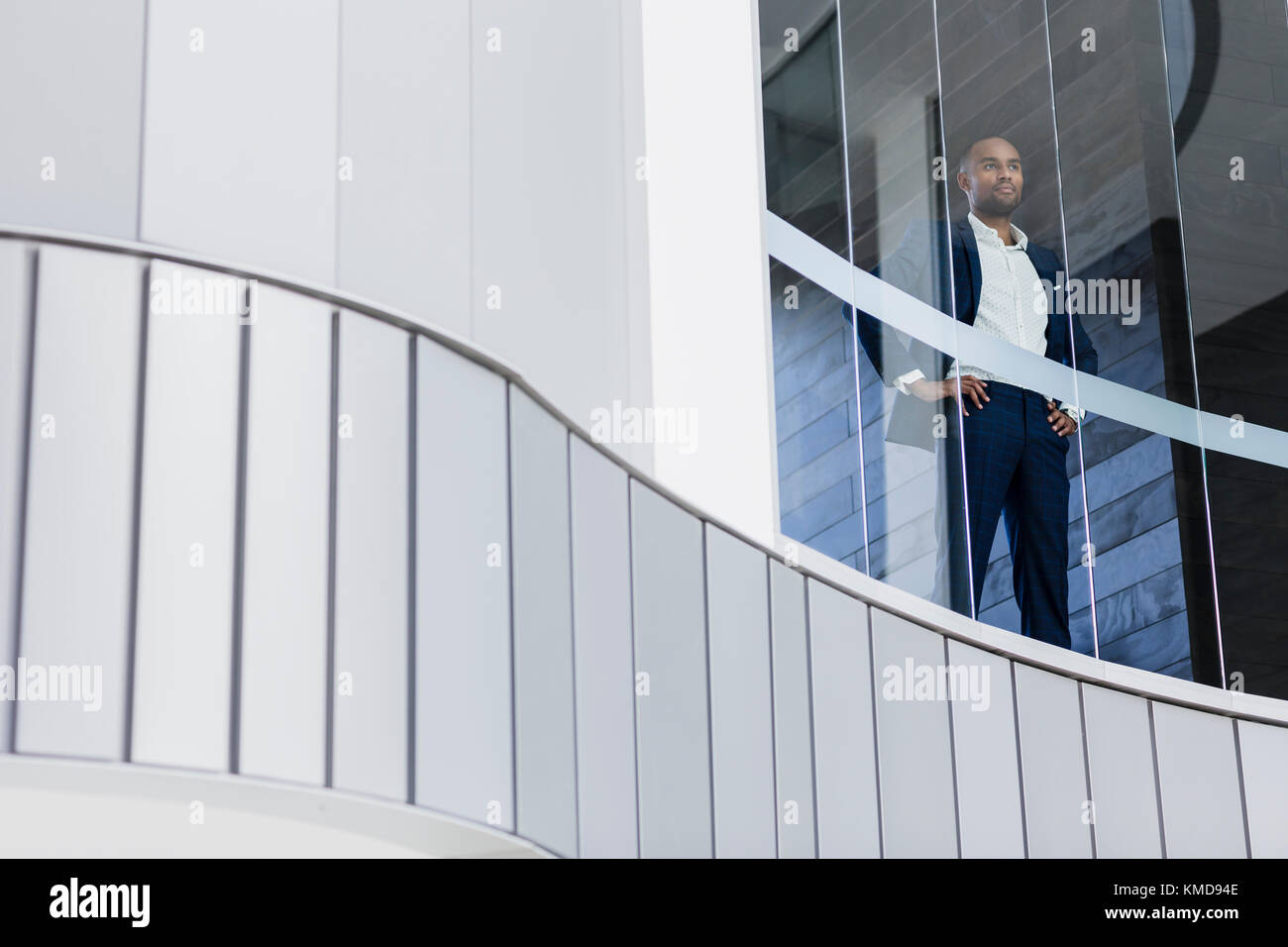 Selbstbewusster CEO Geschäftsmann steht in modernen Bürofenster Stockfoto