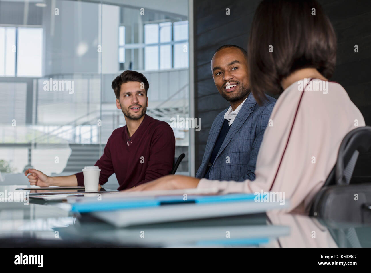 Lächelnde Geschäftsleute sprechen, planen in einem Konferenzraum Meeting Stockfoto