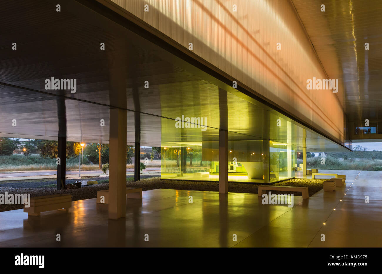 Beleuchtete, moderne Bürolobby Stockfoto