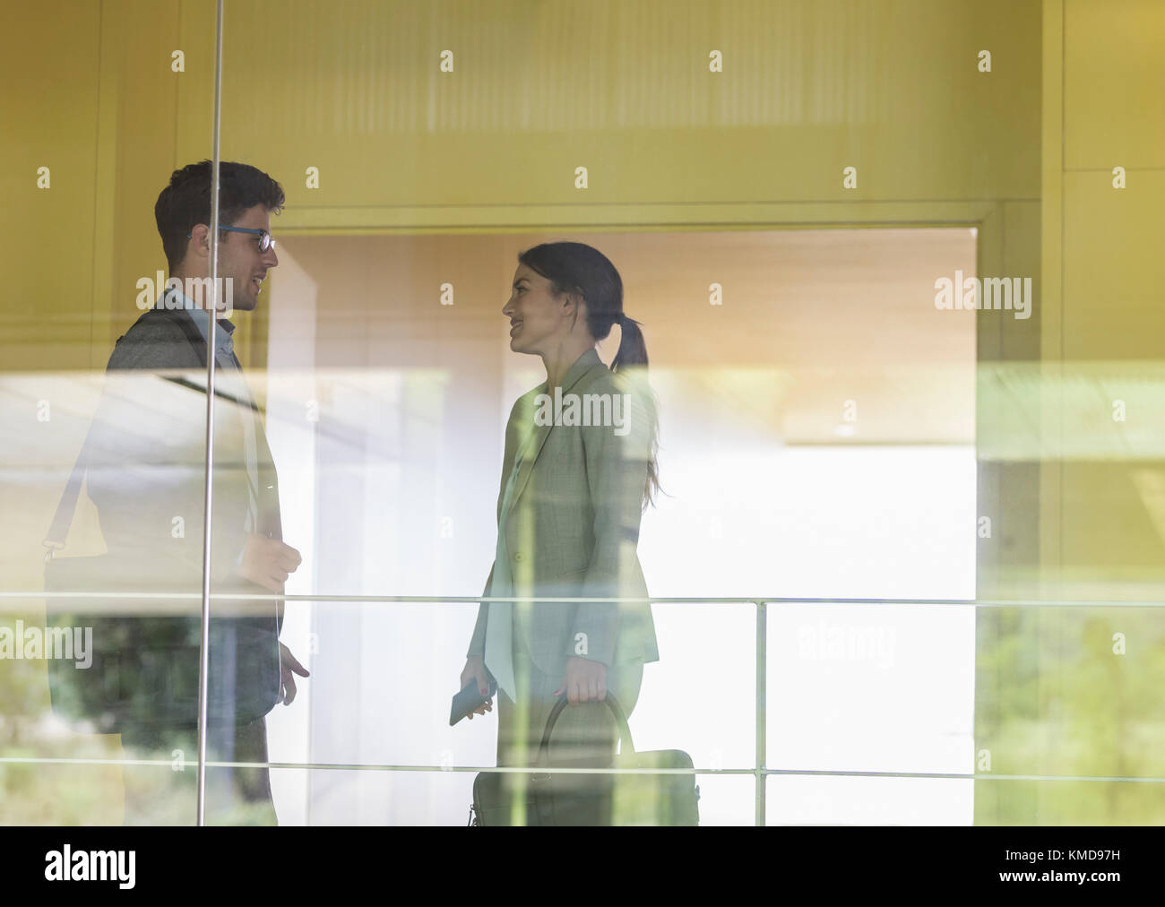 Geschäftsmann und Geschäftsfrau im modernen Büroflur Stockfoto