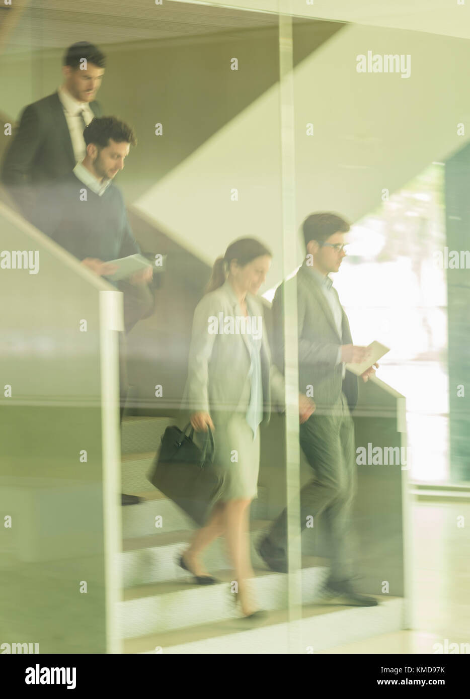 Geschäftsleute, die im Büro laufen und Treppen steigen Stockfoto