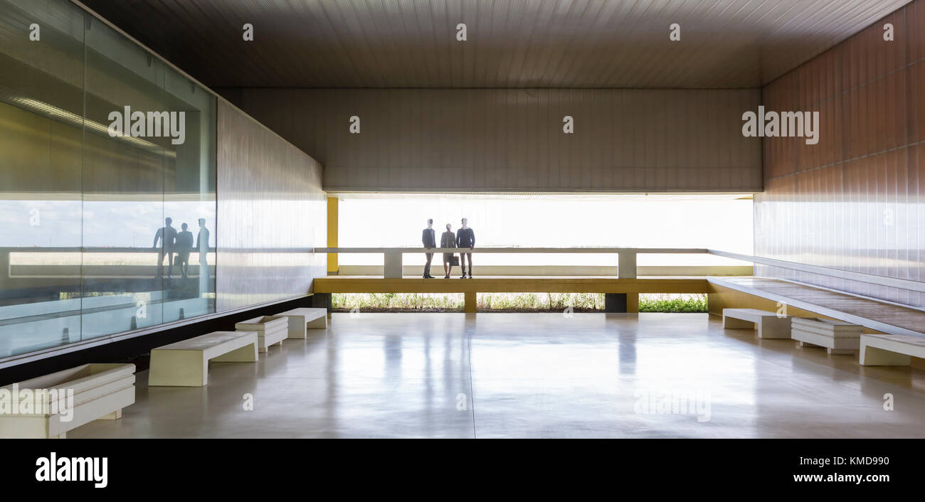 Geschäftsleute auf einem erhöhten Gehweg in der modernen Bürolobby Stockfoto