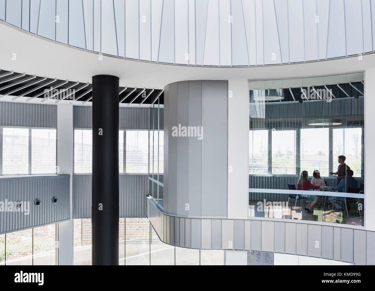 Geschäftsleute treffen sich im architektonischen, modernen Konferenzraumfenster Stockfoto