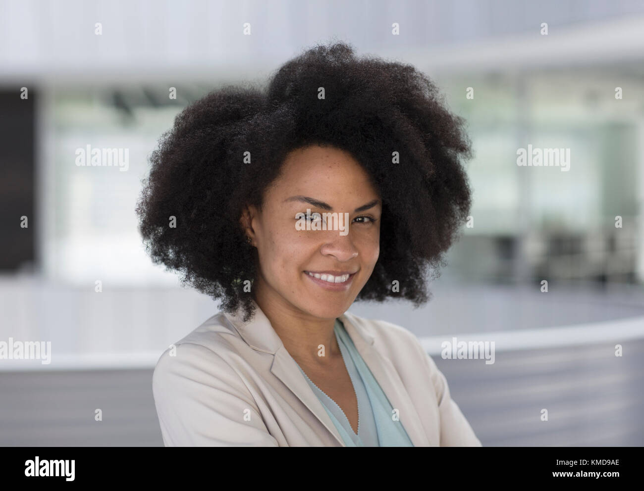 Portrait lächelnd, selbstbewusste Geschäftsfrau Stockfoto