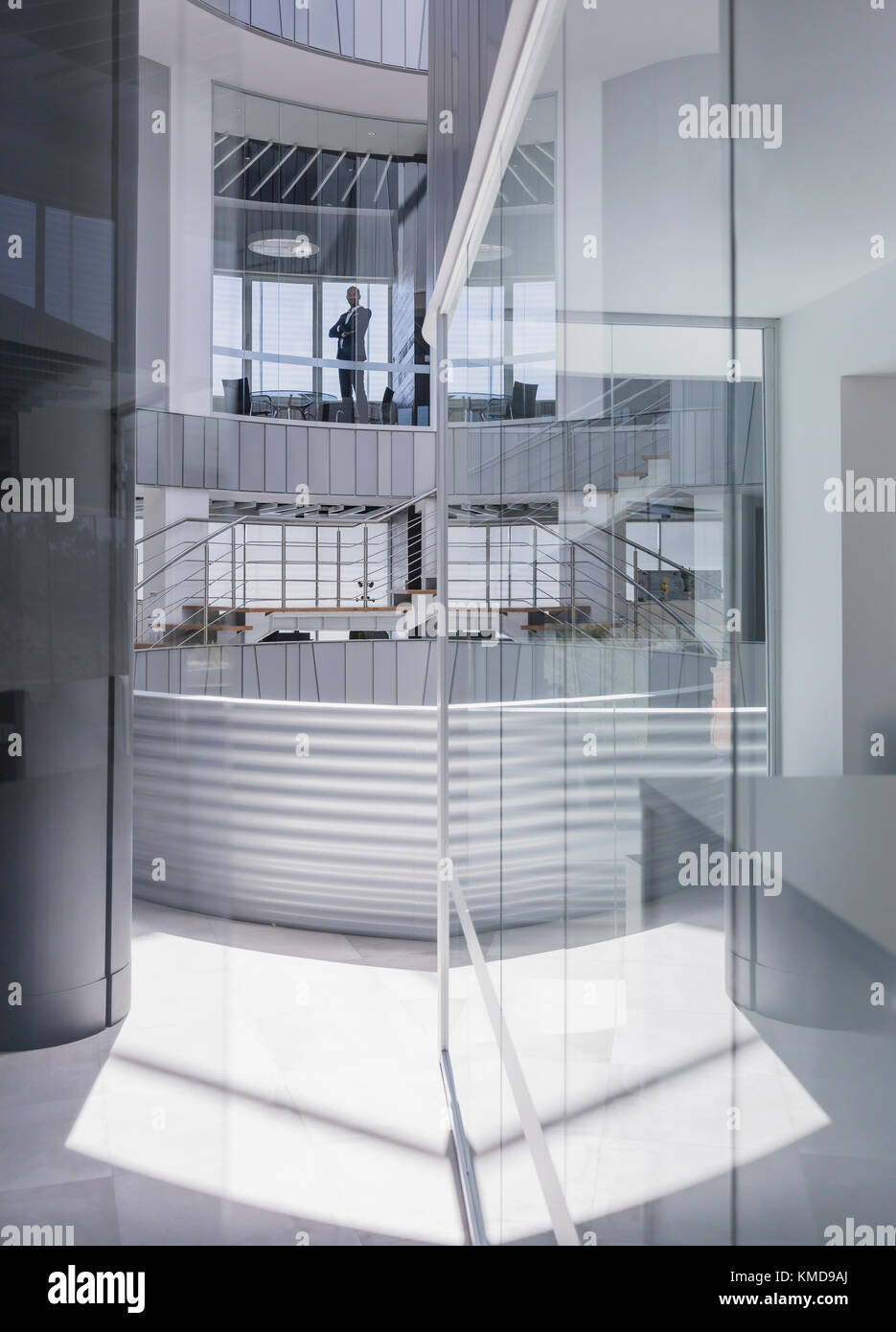 CEO Geschäftsmann steht an architektonischen, modernen Bürofenster Stockfoto