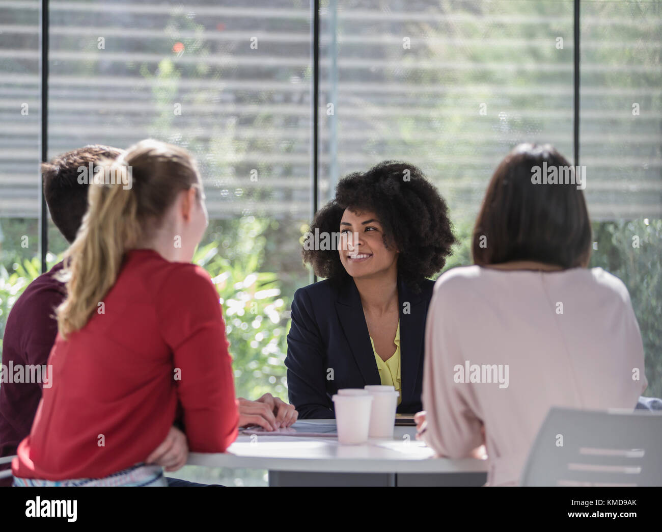 Geschäftsfrauen sprechen, planen am Tisch in der Sitzung Stockfoto