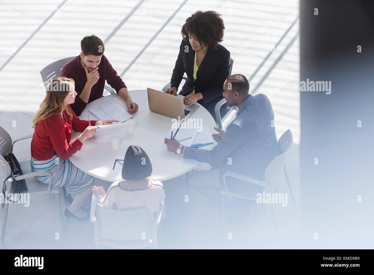 Geschäftsleute planen, treffen am Tisch im Büro Stockfoto