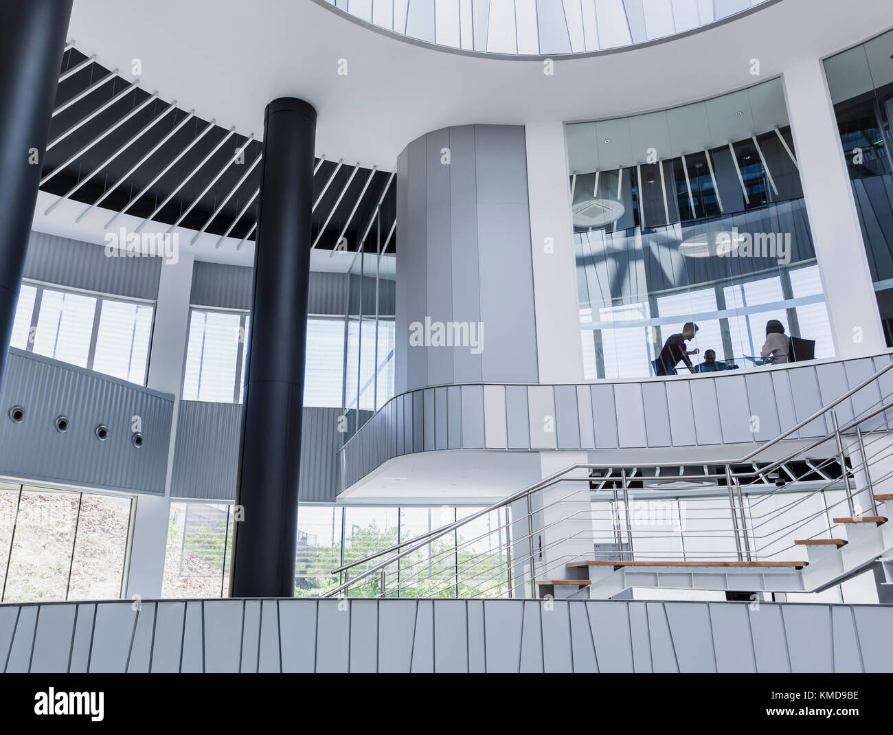 Geschäftsleute treffen sich in einem modernen, architektonischen Konferenzraum Stockfoto