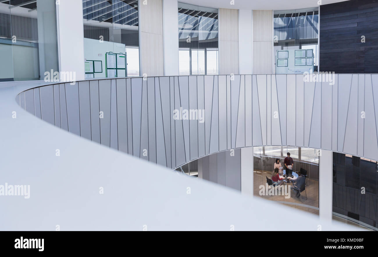 Geschäftsleute treffen sich in einem modernen, architektonischen Konferenzraum Stockfoto