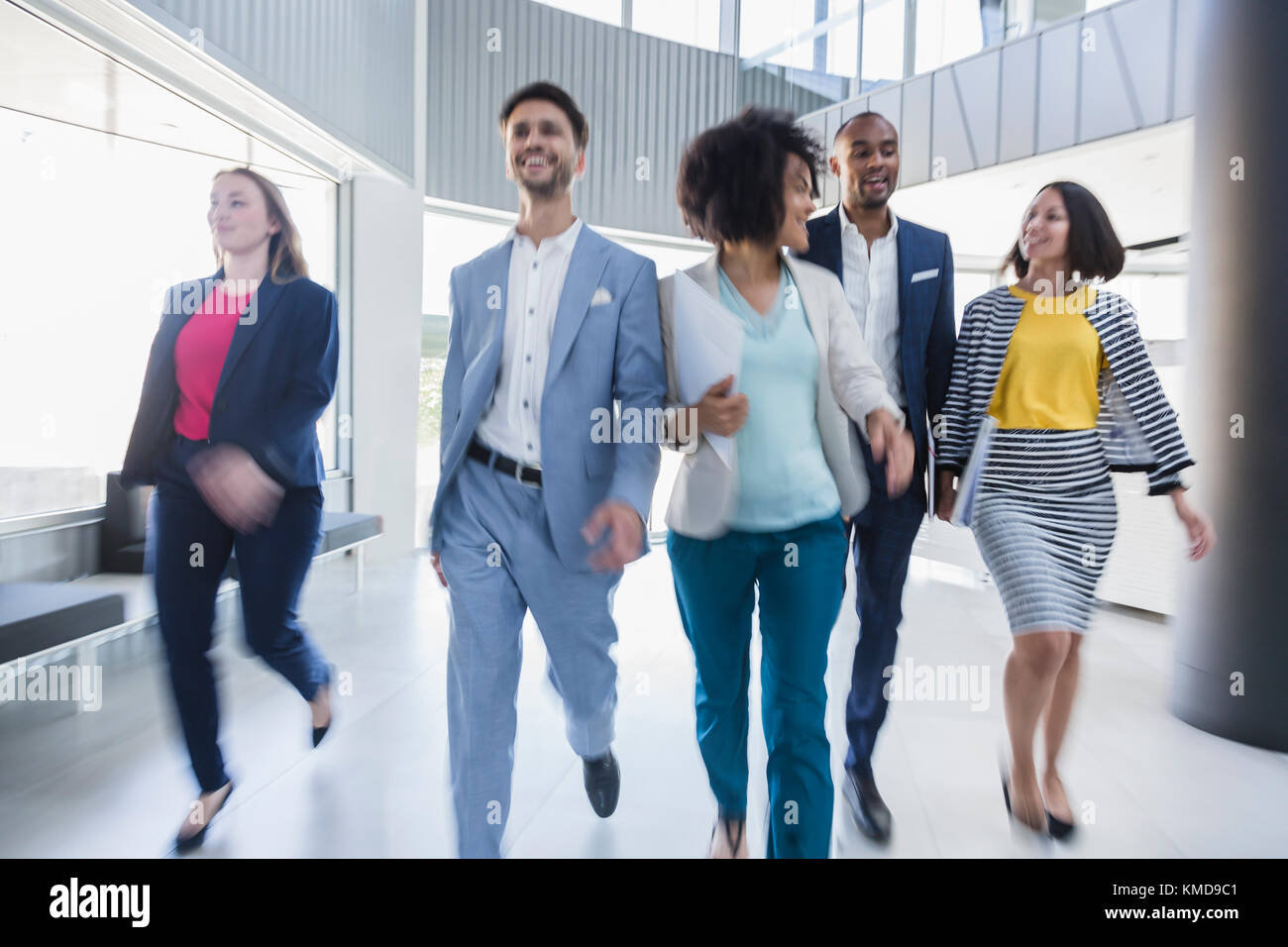 Geschäftsleute, die zu Fuß in Büro lobby Stockfoto