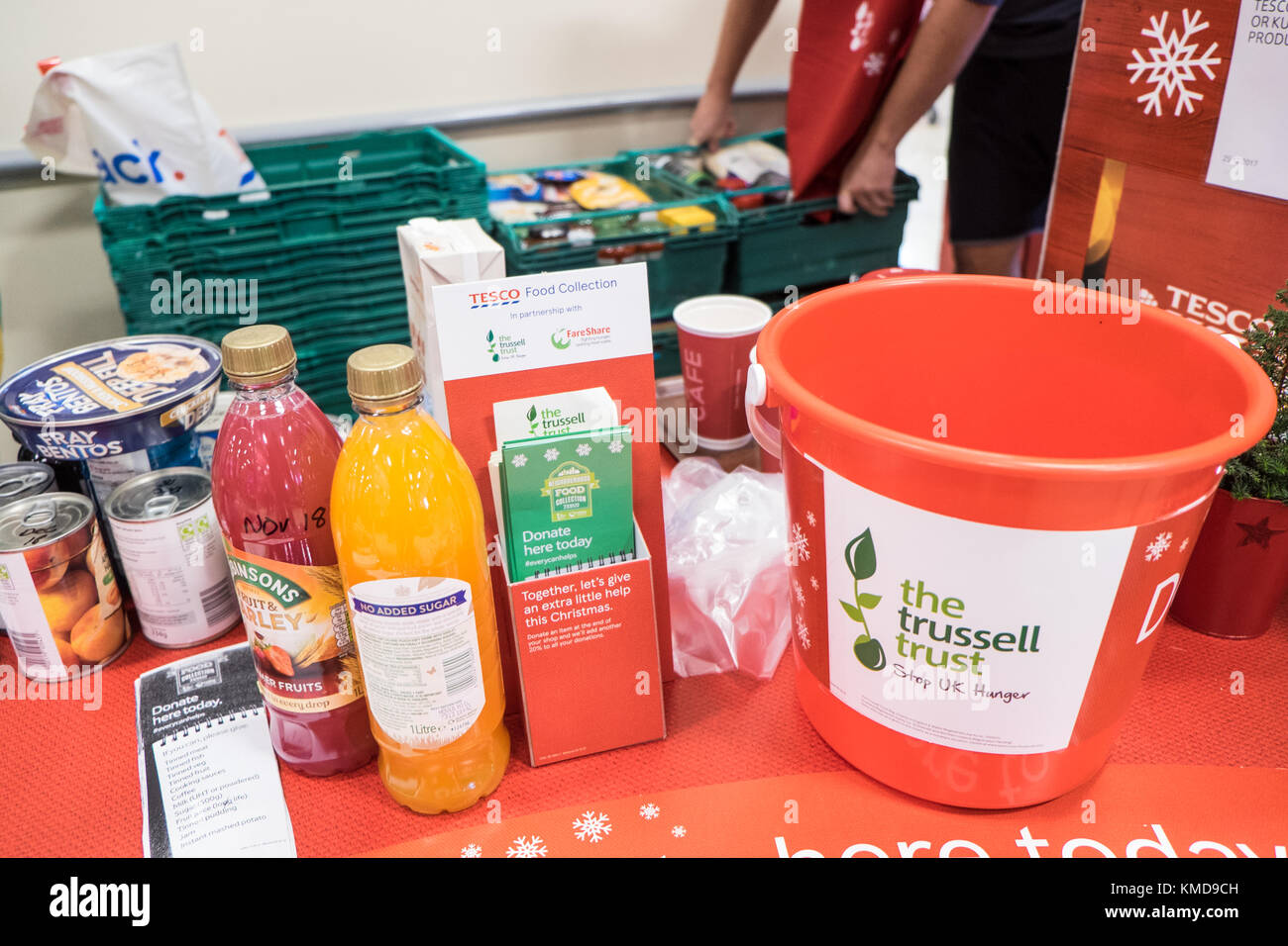 Nachbarschaft Food Collection wird einmal im Jahr in allen Tesco Stores in Partnerschaft mit der trussell Vertrauen statt. Food Collection, Carmarthen, Wales, Großbritannien, Großbritannien Stockfoto