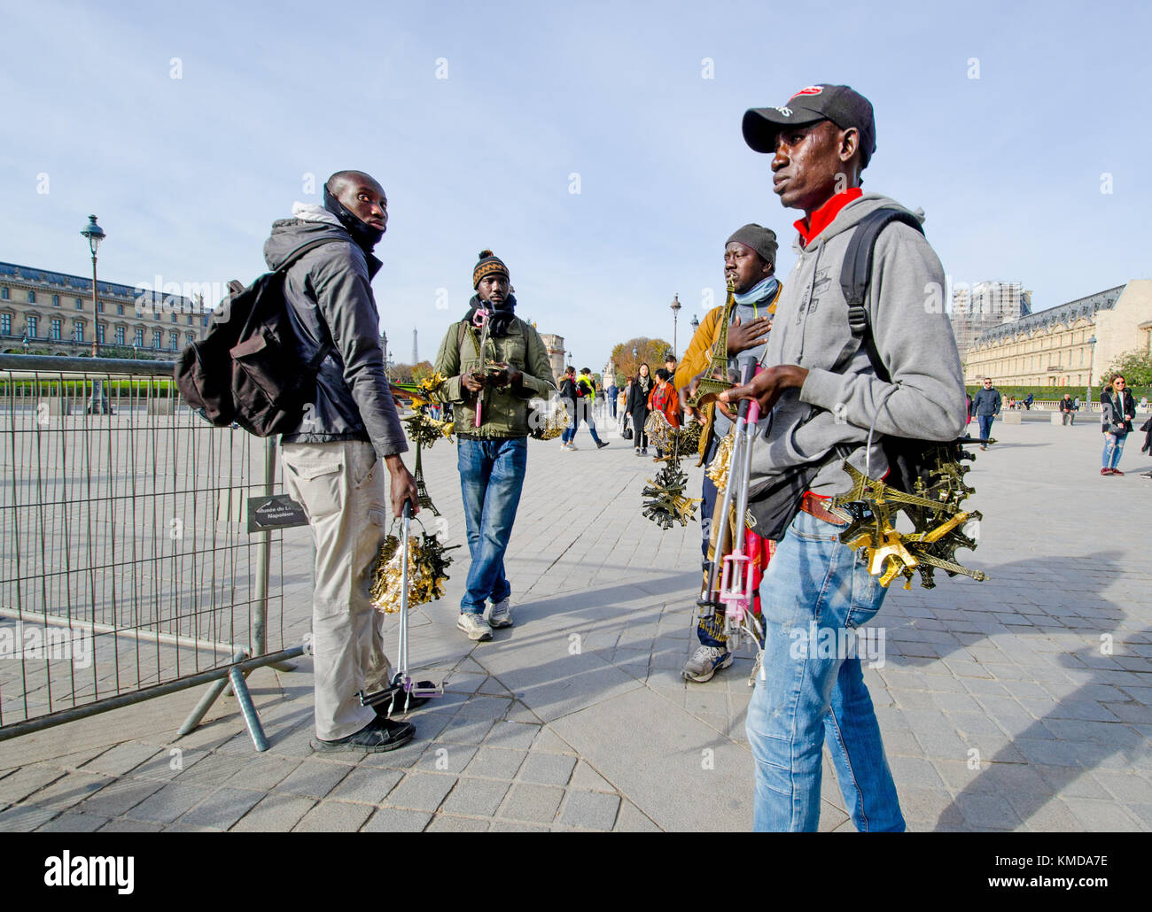 Paris, Frankreich. Jardin des Tuileries. Nordafrikanische Männer verkaufen Souvenirs Stockfoto